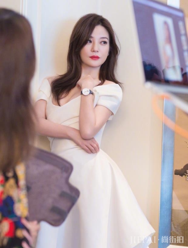 赵薇竟在裙子里塞了一圈纸板?难怪看着这么立体